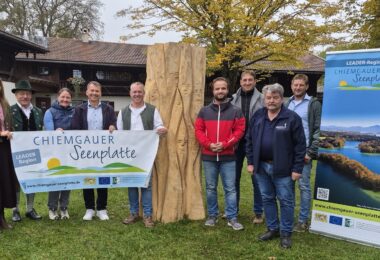 Vertreter von Imkerverein, Chiemgauer Seenplatte und Gemeinde vor der Klotzbeute am Hilgerhof