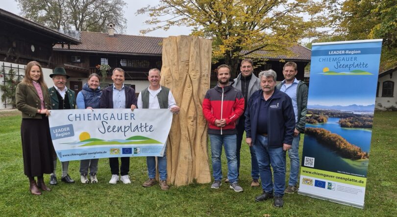 Vertreter von Imkerverein, Chiemgauer Seenplatte und Gemeinde vor der Klotzbeute am Hilgerhof