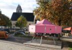 Kunstobjekt „Pinkpardise“ auf dem Marktplatz von Neubeuern.