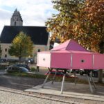 Kunstobjekt „Pinkpardise“ auf dem Marktplatz von Neubeuern.