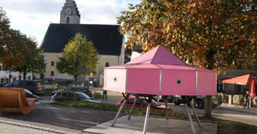 Kunstobjekt „Pinkpardise“ auf dem Marktplatz von Neubeuern.
