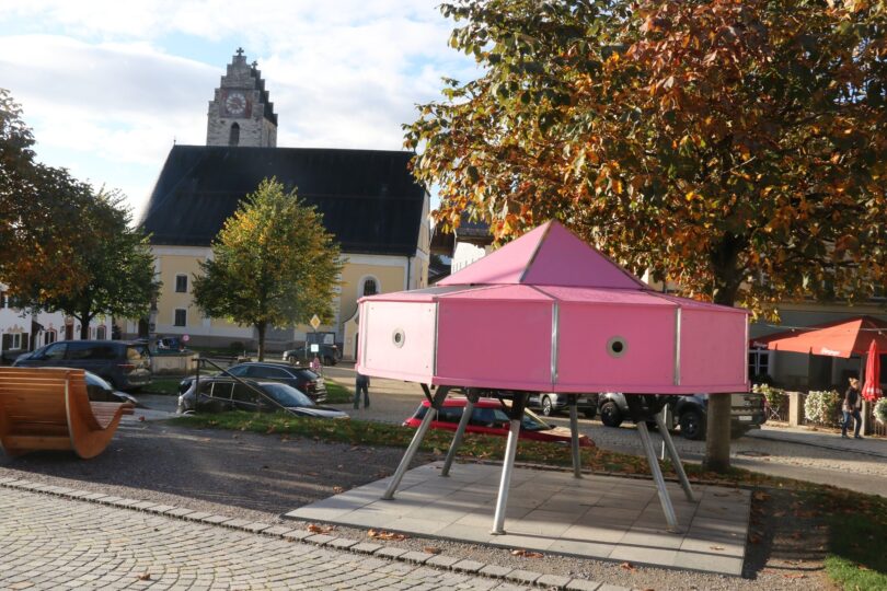 Kunstobjekt „Pinkpardise“ auf dem Marktplatz von Neubeuern.