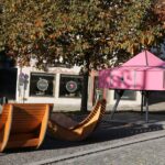Das pinke Kunstobjekt „Pinkpardise“ neben den Sitzbänken in Neubeuern.