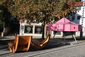 Das pinke Kunstobjekt „Pinkpardise“ neben den Sitzbänken in Neubeuern.