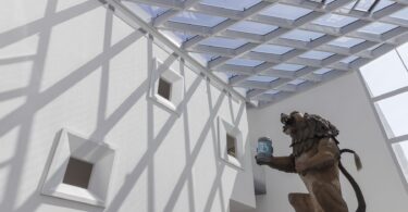 Im Haus der Bayerischen Geschichte in Regensburg steht der Oktoberfestlöwe und begrüßt die Besucherinnen und Besucher.