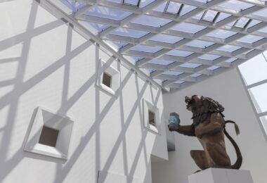 Im Haus der Bayerischen Geschichte in Regensburg steht der Oktoberfestlöwe und begrüßt die Besucherinnen und Besucher.
