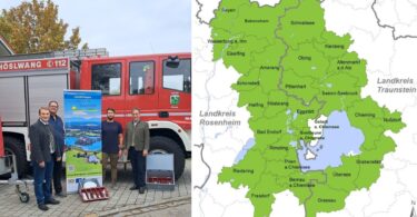 Von links: Bürgermeister Dr. Peter Mayer, Feuerwehrvorsitzender Hans Stübl, Josef Schachner und Konrad Linner vor dem Mehrweggeschirr der Freiwilligen Feuerwehr Höslwang. – Karte der LAG Chiemgauer Seenplatte mit den Mitgliedsgemeinden.