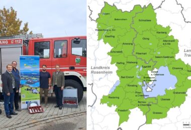 Von links: Bürgermeister Dr. Peter Mayer, Feuerwehrvorsitzender Hans Stübl, Josef Schachner und Konrad Linner vor dem Mehrweggeschirr der Freiwilligen Feuerwehr Höslwang. – Karte der LAG Chiemgauer Seenplatte mit den Mitgliedsgemeinden.