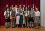 Absolventen der LWS Rosenheim mit der stellvertretenden Schulleitung Monika Schaecke; v. l. n. r.: hintere Reihen: Michael Schweiger (Feldkirchen‑Westerham), Max Auer (Samerberg), Christian Steinegger (Rott a. Inn), Markus Dinzenhofer (Rosenheim), Peter Meier (Gars), Johannes Taxer (Kolbermoor), Michael Wieser (Bad Aibling); vordere Reihe: Wolfgang Unterseher (Rohrdorf), Timo Maier (Unterreit), Elisabeth Poschenrieder (Bad Feilnbach), Magdalena Weber (Feldkirchen‑Westerham), Michael Linner (Rechtmehring), Christoph Weigl (Bad Aibling) sowie Monika Schaecke, Abteilungsleitung Bildung und Beratung und stellvertretende Schulleitung LWS Rosenheim. Nicht auf dem Bild: Veronika Schweiger (Irschenberg).