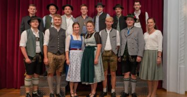 Absolventen der LWS Rosenheim mit der stellvertretenden Schulleitung Monika Schaecke; v. l. n. r.: hintere Reihen: Michael Schweiger (Feldkirchen‑Westerham), Max Auer (Samerberg), Christian Steinegger (Rott a. Inn), Markus Dinzenhofer (Rosenheim), Peter Meier (Gars), Johannes Taxer (Kolbermoor), Michael Wieser (Bad Aibling); vordere Reihe: Wolfgang Unterseher (Rohrdorf), Timo Maier (Unterreit), Elisabeth Poschenrieder (Bad Feilnbach), Magdalena Weber (Feldkirchen‑Westerham), Michael Linner (Rechtmehring), Christoph Weigl (Bad Aibling) sowie Monika Schaecke, Abteilungsleitung Bildung und Beratung und stellvertretende Schulleitung LWS Rosenheim. Nicht auf dem Bild: Veronika Schweiger (Irschenberg).