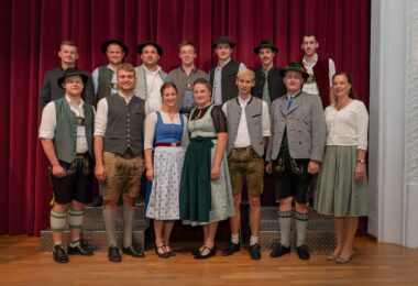 Absolventen der LWS Rosenheim mit der stellvertretenden Schulleitung Monika Schaecke; v. l. n. r.: hintere Reihen: Michael Schweiger (Feldkirchen‑Westerham), Max Auer (Samerberg), Christian Steinegger (Rott a. Inn), Markus Dinzenhofer (Rosenheim), Peter Meier (Gars), Johannes Taxer (Kolbermoor), Michael Wieser (Bad Aibling); vordere Reihe: Wolfgang Unterseher (Rohrdorf), Timo Maier (Unterreit), Elisabeth Poschenrieder (Bad Feilnbach), Magdalena Weber (Feldkirchen‑Westerham), Michael Linner (Rechtmehring), Christoph Weigl (Bad Aibling) sowie Monika Schaecke, Abteilungsleitung Bildung und Beratung und stellvertretende Schulleitung LWS Rosenheim. Nicht auf dem Bild: Veronika Schweiger (Irschenberg).