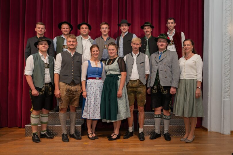 Absolventen der LWS Rosenheim mit der stellvertretenden Schulleitung Monika Schaecke; v. l. n. r.: hintere Reihen: Michael Schweiger (Feldkirchen‑Westerham), Max Auer (Samerberg), Christian Steinegger (Rott a. Inn), Markus Dinzenhofer (Rosenheim), Peter Meier (Gars), Johannes Taxer (Kolbermoor), Michael Wieser (Bad Aibling); vordere Reihe: Wolfgang Unterseher (Rohrdorf), Timo Maier (Unterreit), Elisabeth Poschenrieder (Bad Feilnbach), Magdalena Weber (Feldkirchen‑Westerham), Michael Linner (Rechtmehring), Christoph Weigl (Bad Aibling) sowie Monika Schaecke, Abteilungsleitung Bildung und Beratung und stellvertretende Schulleitung LWS Rosenheim. Nicht auf dem Bild: Veronika Schweiger (Irschenberg).