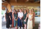 Examensklasse 23/26 S der RoMed Berufsfachschule für Pflege in Wasserburg mit den Staatspreisträgerinnen Marisa Metschkoll und Julia Zangl