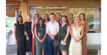 Examensklasse 23/26 S der RoMed Berufsfachschule für Pflege in Wasserburg mit den Staatspreisträgerinnen Marisa Metschkoll und Julia Zangl