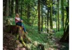 Eine Teilnehmerin beim naturgestützten Achtsamkeitstraining im Wald