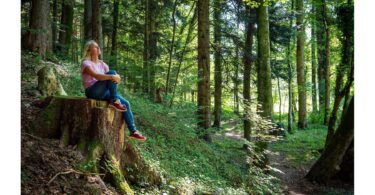 Eine Teilnehmerin beim naturgestützten Achtsamkeitstraining im Wald