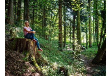 Eine Teilnehmerin beim naturgestützten Achtsamkeitstraining im Wald
