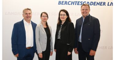 Das neue Führungsteam „Stab Landrat“ (von links): Persönlicher Referent und Stabsstellenleiter Martin Strobl, Pressesprecherin Alexandra Feil, stellvertretende Stabsstellenleiterin Stephanie Kunz und Landrat Michael Koller.