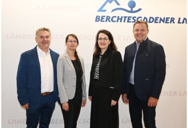 Das neue Führungsteam „Stab Landrat“ (von links): Persönlicher Referent und Stabsstellenleiter Martin Strobl, Pressesprecherin Alexandra Feil, stellvertretende Stabsstellenleiterin Stephanie Kunz und Landrat Michael Koller.