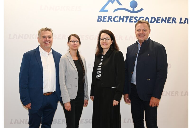 Das neue Führungsteam „Stab Landrat“ (von links): Persönlicher Referent und Stabsstellenleiter Martin Strobl, Pressesprecherin Alexandra Feil, stellvertretende Stabsstellenleiterin Stephanie Kunz und Landrat Michael Koller.