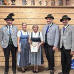 Veronika Danner mit dem Goldenen Gauehrenzeichen und Vereinsmitgliedern