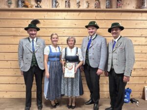 Veronika Danner mit dem Goldenen Gauehrenzeichen und Vereinsmitgliedern