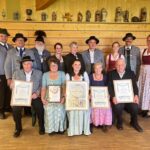 Annemarie Mayer mit Vereinsmitgliedern nach der Verleihung des Goldenen Ehrenzeichens