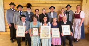 Annemarie Mayer mit Vereinsmitgliedern nach der Verleihung des Goldenen Ehrenzeichens