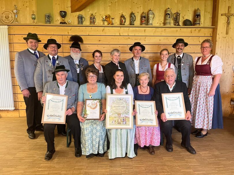 Annemarie Mayer mit Vereinsmitgliedern nach der Verleihung des Goldenen Ehrenzeichens