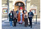 Team der Stadt Altötting und des Altöttinger Wirtschaftsverbands präsentiert die Adventsbroschüre gemeinsam mit dem Nikolaus.