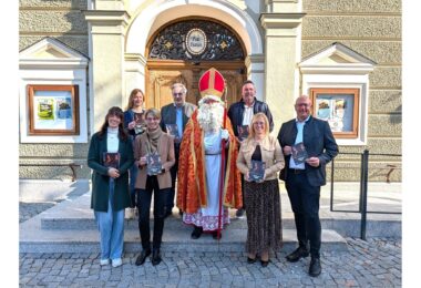 Team der Stadt Altötting und des Altöttinger Wirtschaftsverbands präsentiert die Adventsbroschüre gemeinsam mit dem Nikolaus.