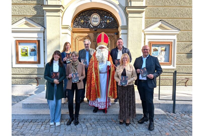 Team der Stadt Altötting und des Altöttinger Wirtschaftsverbands präsentiert die Adventsbroschüre gemeinsam mit dem Nikolaus.