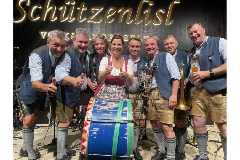 Bast Scho mit Traudi Siferlinger im Volkssängerzelt Schützenlisl.