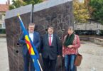 Aktion der Paneuropa-Union Deutschland am Denkmal für den ungarischen Volksaufstand von 1956 in Sopron/Ödenburg: v.l.n.r. Bundesgeschäftsführer Johannes Kijas, Präsident Bernd Posselt und Pressereferentin Stephanie Waldburg.