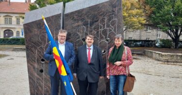 Aktion der Paneuropa-Union Deutschland am Denkmal für den ungarischen Volksaufstand von 1956 in Sopron/Ödenburg: v.l.n.r. Bundesgeschäftsführer Johannes Kijas, Präsident Bernd Posselt und Pressereferentin Stephanie Waldburg.
