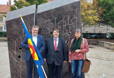 Aktion der Paneuropa-Union Deutschland am Denkmal für den ungarischen Volksaufstand von 1956 in Sopron/Ödenburg: v.l.n.r. Bundesgeschäftsführer Johannes Kijas, Präsident Bernd Posselt und Pressereferentin Stephanie Waldburg.