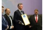 Kroatiens Premier Andrej Plenković mit der Sonderstufe der Paneuropa-Verdienstmedaille, umgeben vom deutschen Paneuropa-Präsidenten Bernd Posselt (rechts), Vizepräsident Andreas Raab und Bundesgeschäftsführer Johannes Kijas (2. und 1. v. links).