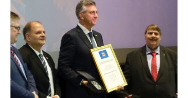 Kroatiens Premier Andrej Plenković mit der Sonderstufe der Paneuropa-Verdienstmedaille, umgeben vom deutschen Paneuropa-Präsidenten Bernd Posselt (rechts), Vizepräsident Andreas Raab und Bundesgeschäftsführer Johannes Kijas (2. und 1. v. links).