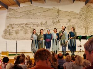 Applaus vom Publikum nach der Aufführung in der Lamstoahalle.