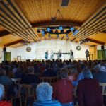 Musikerinnen und Musiker des Bläserquintetts auf der Bühne vor dem Publikum.