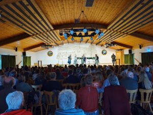 Musikerinnen und Musiker des Bläserquintetts auf der Bühne vor dem Publikum.