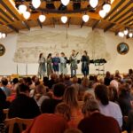 Schauspielerin Maren Galler und das Bläserquintett verabschieden sich vom Publikum.