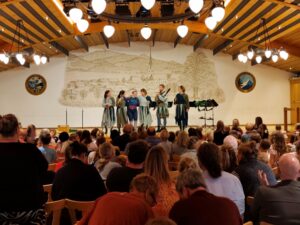 Schauspielerin Maren Galler und das Bläserquintett verabschieden sich vom Publikum.