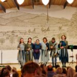 Gabi Krötz (Querflöte), Lisa Outred (Oboe), Alexandra Gruber (Klarinette), Mia Schwarzfischer (Horn) und Johannes Hofbauer (Fagott).