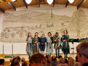 Gabi Krötz (Querflöte), Lisa Outred (Oboe), Alexandra Gruber (Klarinette), Mia Schwarzfischer (Horn) und Johannes Hofbauer (Fagott).