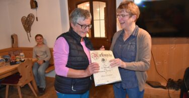 Maria Ebersberger und Vorständin Sigrid Pfeifer