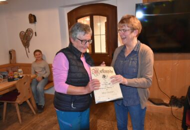 Maria Ebersberger und Vorständin Sigrid Pfeifer