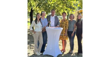 (v. l.) Theresa Wagenbauer, Annika Steer, Landrat Alfred Holzner, Dr. Elisabeth Sommer, Regina Königbauer und Laura Höschele beim Pflegefamilienfest des Landkreises Landshut