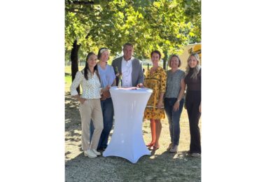 (v. l.) Theresa Wagenbauer, Annika Steer, Landrat Alfred Holzner, Dr. Elisabeth Sommer, Regina Königbauer und Laura Höschele beim Pflegefamilienfest des Landkreises Landshut