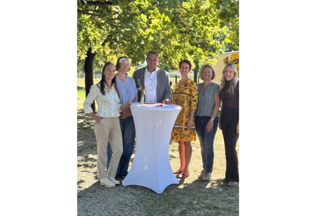 (v. l.) Theresa Wagenbauer, Annika Steer, Landrat Alfred Holzner, Dr. Elisabeth Sommer, Regina Königbauer und Laura Höschele beim Pflegefamilienfest des Landkreises Landshut